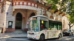 Navetta elettrica decorata a Mulhouse nella zona pedonale, mobilità sostenibile
